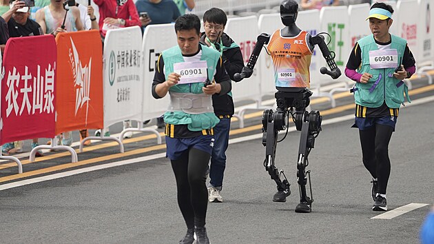 V ��nsk�m Pekingu se na start p�lmaratonu postavili vedle lid� poprv� tak� roboti. (19. dubna 2025)