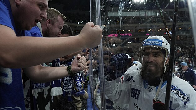 Brnnsk hokejista Peter Mueller slav s fanouky Komety postup do finle extraligy. Na cest do nho Kometa v Praze vyadila Spartu. (13. dubna 2025)