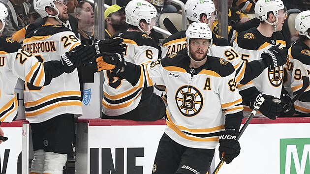 David Pastrk z Boston Bruins slav v zpase proti Pittsburgh Penguins.