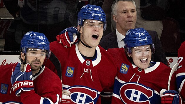 Alex Newhook, Juraj Slafkovsk a Cole Caufield z Montreal Canadiens slav vhru nad Carolina Hurricanes.