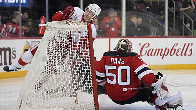 Simon Edvinsson z Detroit Red Wings vr�� do branky Nica Dawse z New Jersey Devils.