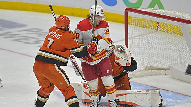 Radko Gudas z Anaheim Ducks tal�� od brankovi�t� Kevina Rooneyho z Calgary Flames.