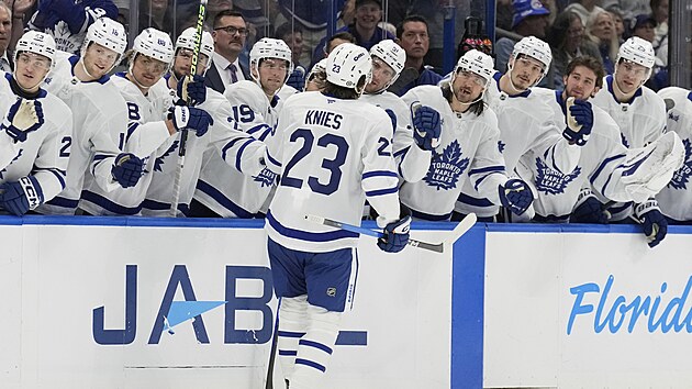Matthew Knies z Toronto Maple Leafs se raduje z trefy proti Tampa Bay Lightning.