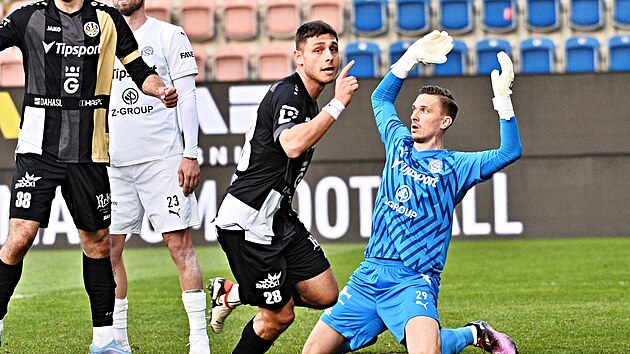 Jakub Ku�era z Hradce Králové se raduje z branky, naopak branká� Milan He�a a...