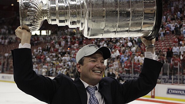 Generální mana�er Pittsburgh Penguins Ray Shero zvedá nad hlavu Stanley Cup.