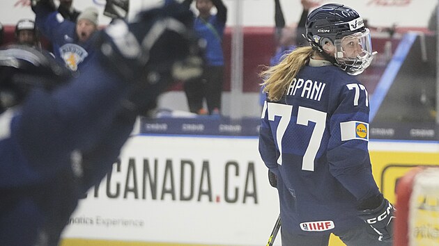 Finsk� hokejistka Susanna Tapaniov� slav� g�l ve �tvrtfin�le MS proti �v�dsku.