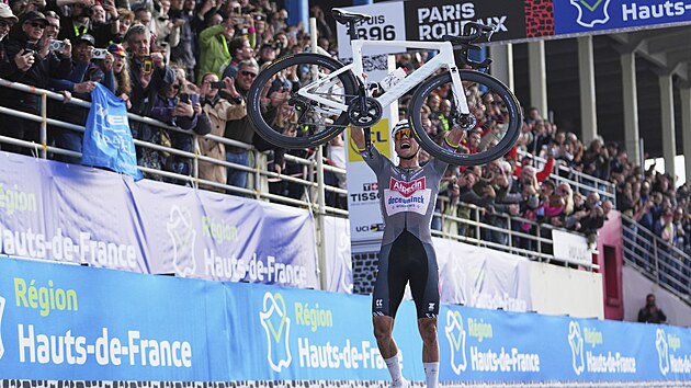 Nizozemský cyklista Mathieu van der Poel slaví triumf v závod� Pa�í��Roubaix.