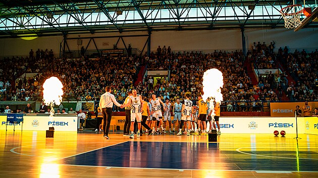 Píse�tí basketbalisté nastupují ke �tvrtfinále NBL proti D��ínu.