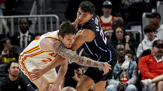 Vít Krej�í z Atlanta Hawks a Tristan da Silva z Orlando Magic bojují o mí�.