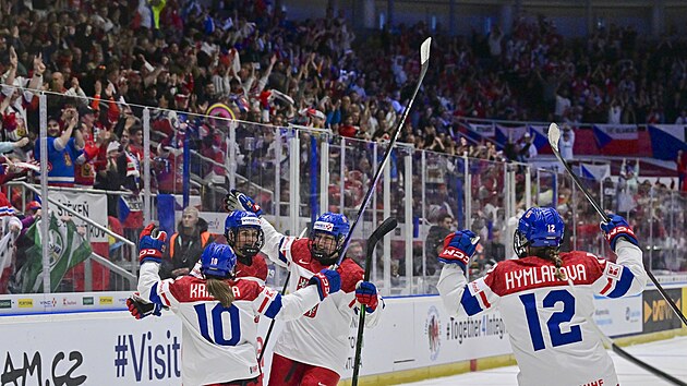 �esk� hokejistky slav� g�l Terezy Vani�ov� na MS v �esk�ch Bud�jovic�ch proti Finsku.