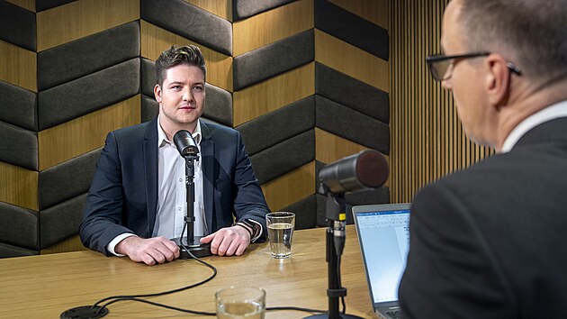 Hostem po�adu Rozst�el je burzovn� makl�� Martin Uher. (14. dubna 2025)