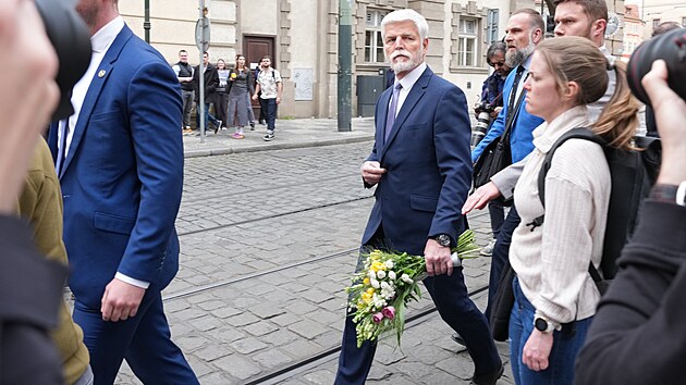 Do kostela v centru Prahy na poslednm rozlouen s Anikou Slovkovou dorazil prezident Petr Pavel. (15. dubna 2025)