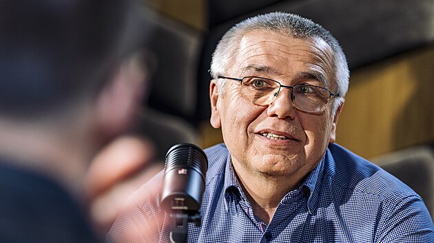 Hostem po�adu Rozst�el je Petr Panzner, vedouc� katedry imunologie na L�ka�sk� fakult� Univerzity Karlovy, je uzn�van�m odborn�kem v oblasti alergologie a imunologie. Po�ad moderuje Vladim�r Vok�l.