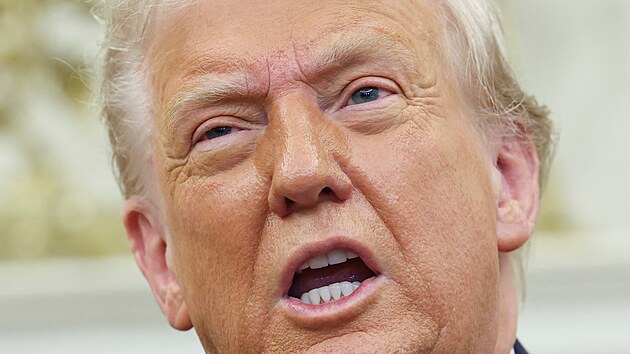 Americk� prezident Donald Trump hovo�� v Ov�ln� pracovn� B�l�ho domu ve Washingtonu. (14. dubna 2025)