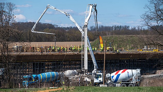 Stavebnci betonuj most v Porub u Valaskho Mezi, kter je soust Palaovsk spojky. (duben 2025)