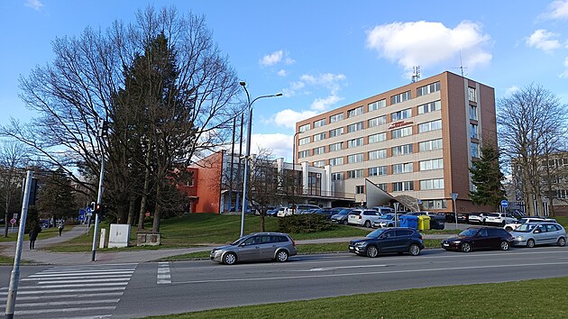 Fotovoltaick� panely p�ibudou ve ����e na n�kolika m�stsk�ch objektech, nap��klad na st�e�e budovy b�val� �esk� poji��ovny.