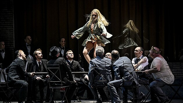 Sc�na z brn�nsk� inscenace opery Salome od Richarda Strausse