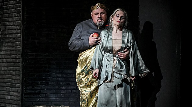 Jaroslav B�ezina (Herodes) a Linda Ballov� (Salome) v brn�nsk� inscenaci opery Salome od Richarda Strausse