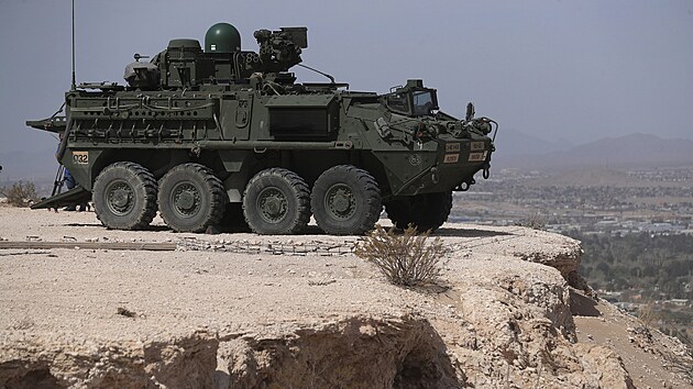 O bezpe�nost na hranic�ch s Mexikem se nov� star� americk� arm�da. Na kritick�ch m�stech nasadila i t�kou techniku. (3. dubna 2025)