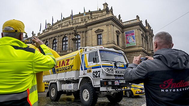 trnct Rallye Praha Revival odstartovala 18. dubna 2025 z nmst Jana Palacha v Praze.