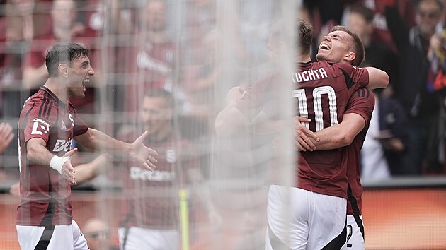 Spar�an�tí fotbalisté se radují z gólu, který vst�elil Martin Suchomel (vpravo).
