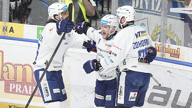 Brn�n�t� hokejist� se raduj� z brzk�ho g�lu v rozhoduj�c�m semifin�le proti Spart�. Trefil se Hynek Zohorna.