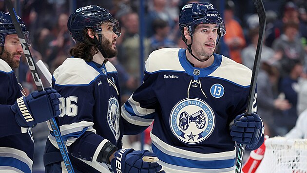 �to�n�k Sean Monahan z Columbusu slav� se spoluhr��i svoji trefu.