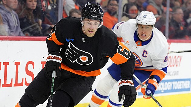 Obr�nce Travis Sanheim z Philadelphie s pukem v utk�n� proti Islanders