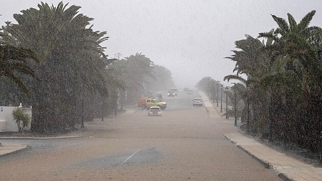 Popul�rn� �pan�lsk� ostrov Lanzarote, kter� je sou��st� Kan�rsk�ch ostrov�, se pot�k� s n�sledky ni�iv�ch p��valov�ch de���. (12. dubna 2025)