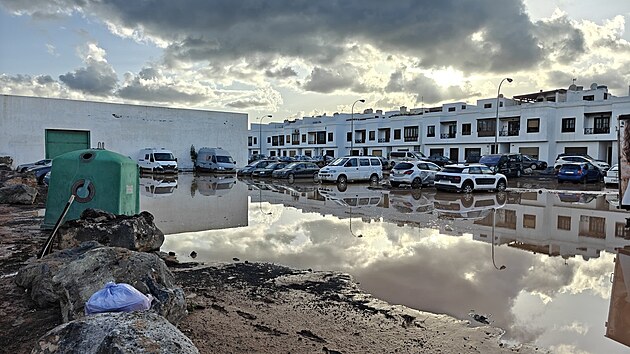 Popul�rn� �pan�lsk� ostrov Lanzarote, kter� je sou��st� Kan�rsk�ch ostrov�, se pot�k� s n�sledky ni�iv�ch p��valov�ch de���. (12. dubna 2025)