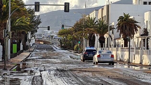 Popul�rn� �pan�lsk� ostrov Lanzarote, kter� je sou��st� Kan�rsk�ch ostrov�, se pot�k� s n�sledky ni�iv�ch p��valov�ch de���. (12. dubna 2025)
