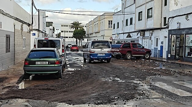 Popul�rn� �pan�lsk� ostrov Lanzarote, kter� je sou��st� Kan�rsk�ch ostrov�, se pot�k� s n�sledky ni�iv�ch p��valov�ch de���. (12. dubna 2025)