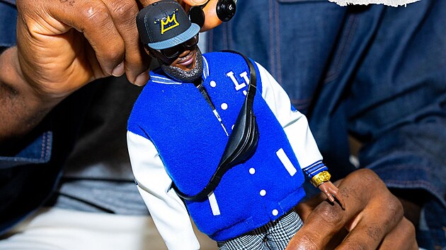 Basketbalista LeBron James m� jako prvn� sportovec vlastn� figurku Kena. (10. dubna 2025)