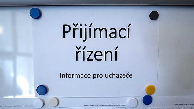 Prvn� kolo p�ij�mac�ch zkou�ek na St�edn� odborn� �kole Drtinova v Praze. (11. dubna 2025)