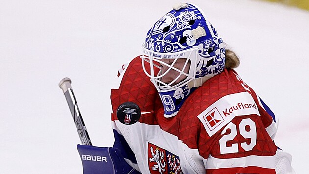 �eská branká�ka Klára Peslarová zasahuje proti americké st�ele.