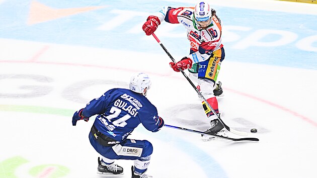 Michal Gula�i a Luk� Sedl�k v souboji o puk.