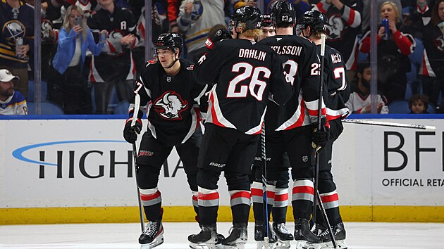 Hokejist� Buffala se raduj� z trefy proti Philadelphii.