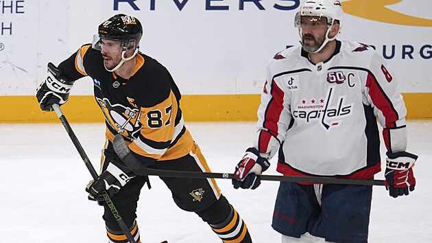 Sidney Crosby a Alexandr Ovekin vedle sebe pi utkn Pittsburghu s Washingtonem.