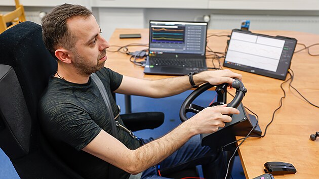 Vyvjen triko se senzory me snit poet dopravnch nehod zpsobench navou. Na snmku Michal Martinka. (14. dubna 2025)