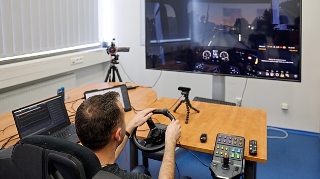 Vyvjen triko se senzory me snit poet dopravnch nehod zpsobench navou. Na snmku Michal Martinka. (14. dubna 2025)