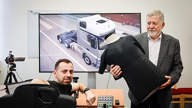 Vyvjen triko se senzory me snit poet dopravnch nehod zpsobench navou. Na snmku vlevo Michal Martinka, vpravo Antonn Havelka. (14. dubna 2025)