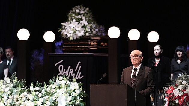 Gener�ln� �editel N�rodn�ho divadla Jan Burian hovo�� na posledn�m rozlou�en� s Aloisem �vehl�kem v Praze v N�rodn�m divadle (16. dubna 2025).