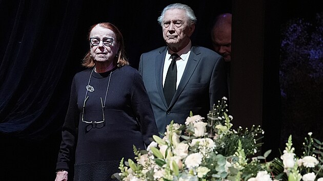 Iva Jan�urov� a Petr Kostka dr�� �estnou str� u rakve na posledn�m rozlou�en� s Aloisem �vehl�kem v Praze v N�rodn�m divadle (16. dubna 2025).