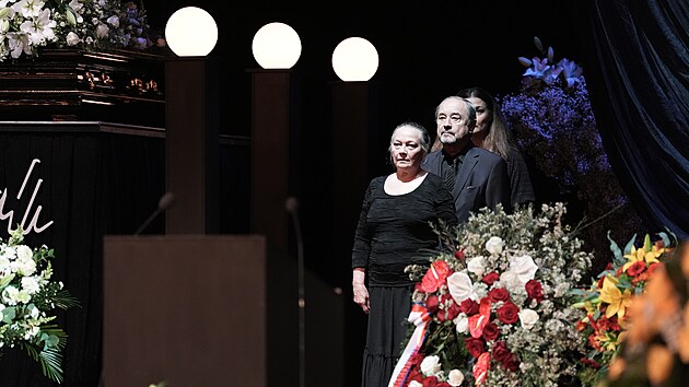 Jana Preissov� a Viktor Preiss na �estn� str�i u rakve na posledn�m rozlou�en� s Aloisem �vehl�kem v Praze v N�rodn�m divadle (16. dubna 2025).