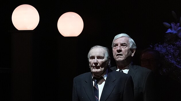 Ji�� �t�pni�ka a Miroslav Donutil na �estn� str�i u rakve na posledn�m rozlou�en� s Aloisem �vehl�kem v Praze v N�rodn�m divadle (16. dubna 2025).