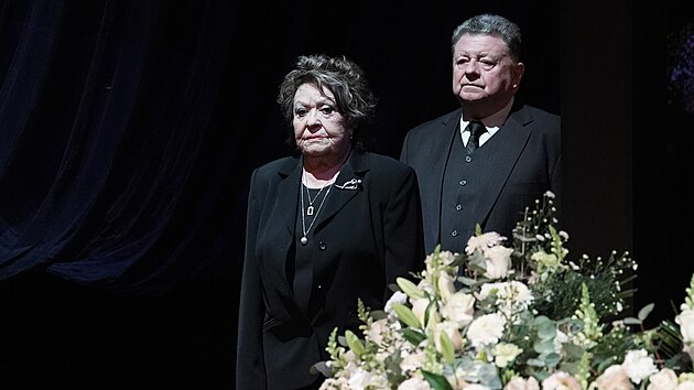 Ji�ina Bohdalov�  na �estn� str�i u rakve na posledn�m rozlou�en� s Aloisem �vehl�kem v Praze v N�rodn�m divadle (16. dubna 2025).