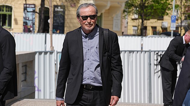 Martin Stropnick na zdun mi za Aloise vehlka v praskm kostele Nejsvtjho srdce Pn na nmst Jiho z Podbrad. (16. dubna 2025).
