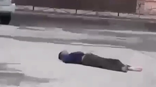 �e�enci na ve�ejnosti vystavili t�lo zast�elen�ho mlad�ka, kter� zabil policistu. Lid� se museli d�vat. (9. dubna 2025)