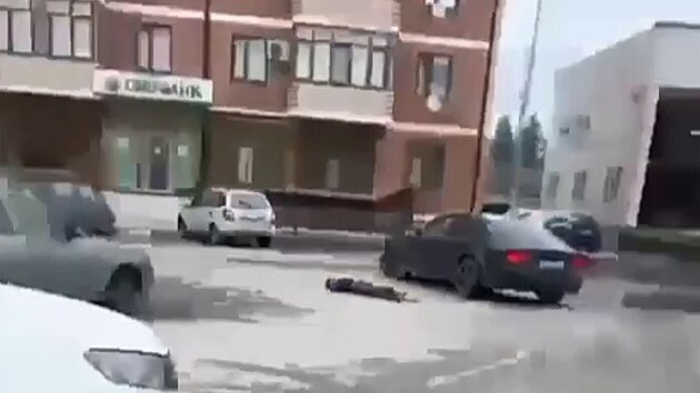 �e�enci na ve�ejnosti vystavili t�lo zast�elen�ho mlad�ka, kter� zabil policistu. Lid� se museli d�vat. (9. dubna 2025)