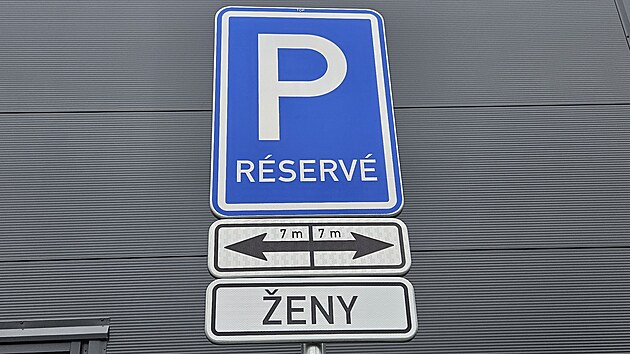 Parkovac msta vyhrazen jen enm v novm obchodnm centru na okraji Havova. (11. dubna 2025)